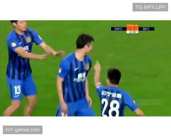 武磊穿睡裤拎菜回家，整条街比看他进豪宅还兴奋