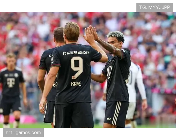 拜仁防线站位混乱、回防脱节，表面稳固难掩隐患